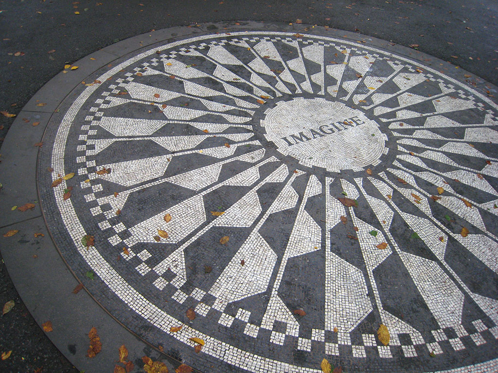 Strawberry Fields, Central Park, em frente ao edifício onde Lennon morava e morreu. Fotos: Adriana Lisboa