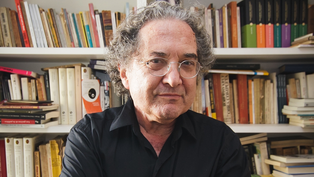 Todo relato narra uma viagem ou um crime, diz o escritor e ensaísta Ricardo Piglia