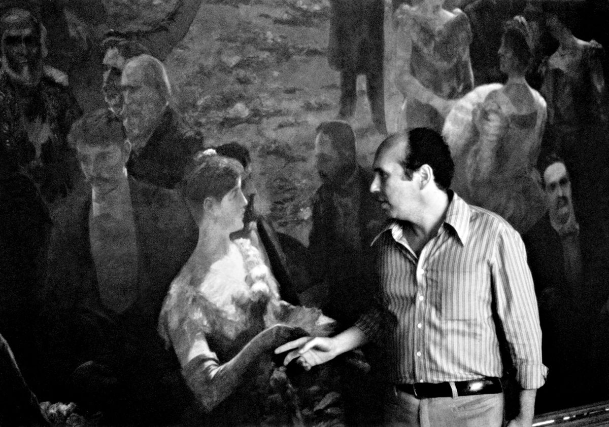 Alexandre Eulalio e tela O último baile, de Aurelio de Figueiredo, Museu Histórico Nacional, RJ, 1984. Foto de Lamberto Scipioni