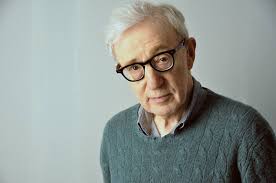 O cineasta Woody Allen ri de si mesmo na autobiografia Apropos of nothing